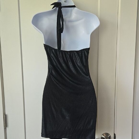 Elegant Black Halter Dress with Front Zipper - Picture 3 of 3